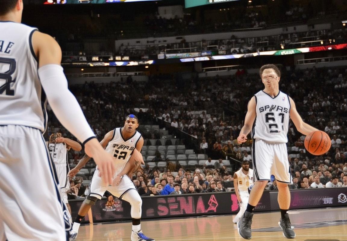 维克托·文班亚马与斯蒂芬·卡斯尔：马刺状元签选中的后场搭档，构建银黑军团未来防守骨架